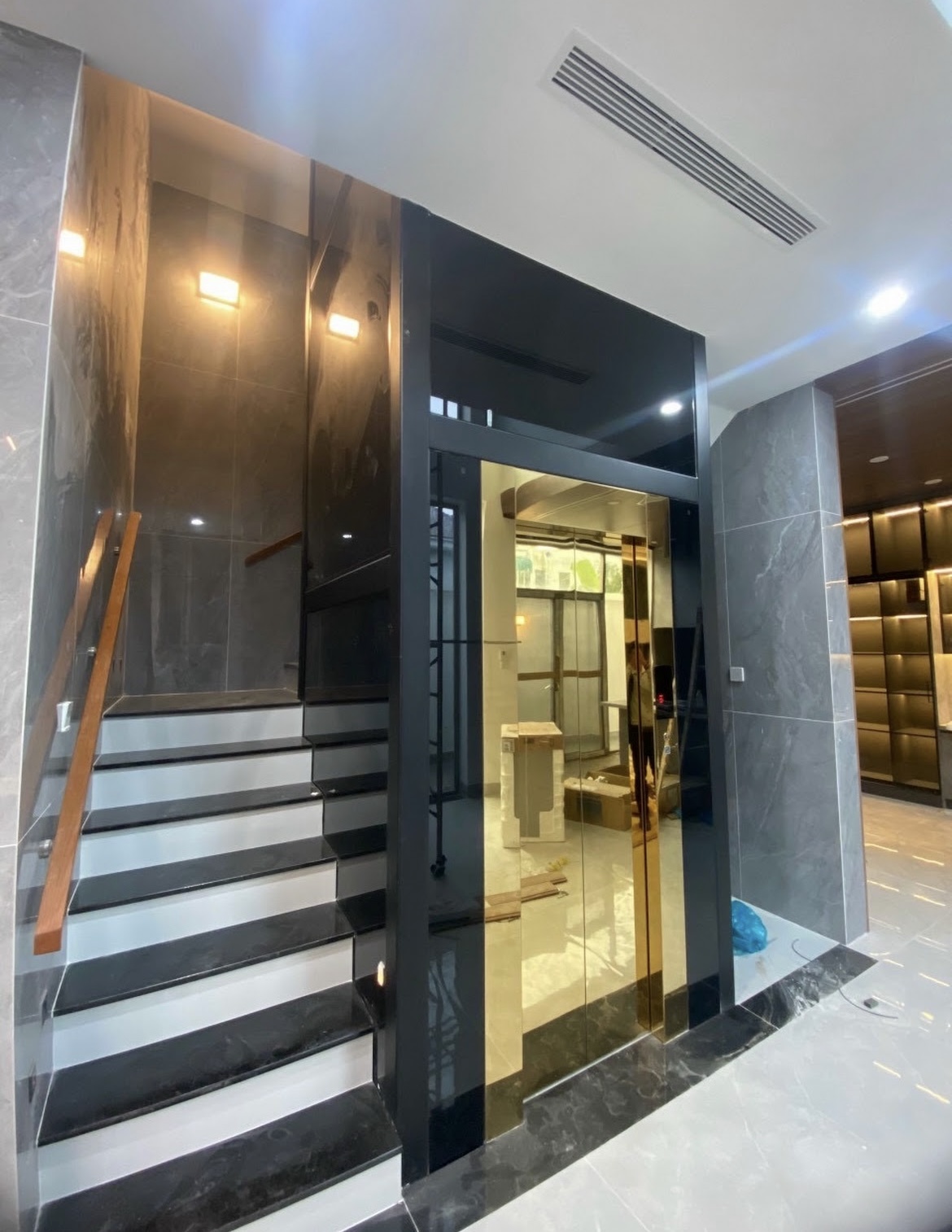 Thang máy Khách sạn