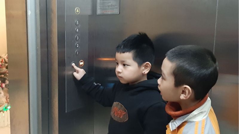 6 LƯU Ý KHI TRẺ NHỎ SỬ DỤNG THANG MÁY TRONG GIA ĐÌNH