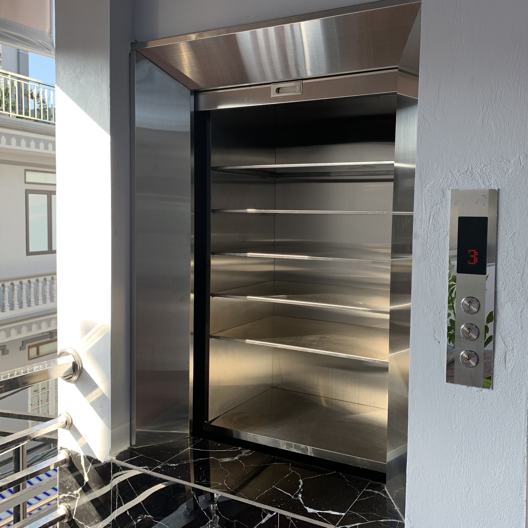 THANG MÁY THỰC PHẨM LÀ GÌ? GIẢI PHÁP CHO NHÀ HÀNG, KHÁCH SẠN