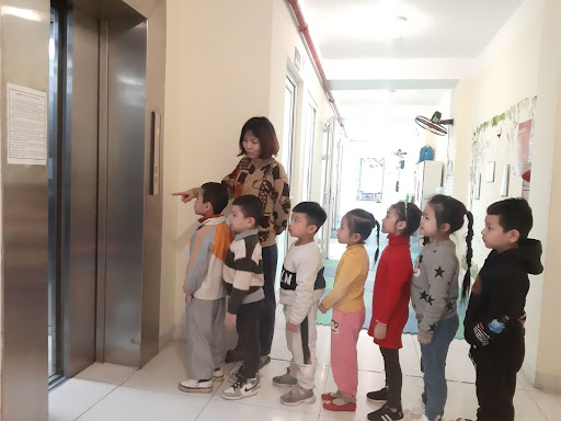 6 LƯU Ý KHI TRẺ NHỎ SỬ DỤNG THANG MÁY TRONG GIA ĐÌNH